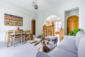 Yianna Sunny Studios