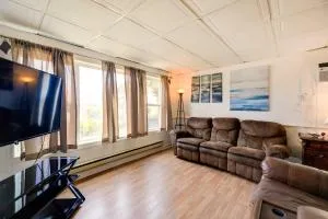 1 Ocean Fun Emerald Isle Apt, Steps to Beaches! - جزيرة الزمرد