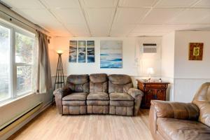 ‘1 Ocean Fun: Emerald Isle Apt, Steps to Beaches!