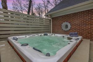 Cozy & Relaxing Home, Hot Tub, Fire Pit, Deck