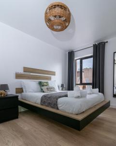 Jucuzzi bath. Japanese toilet. Belfast City Centre.