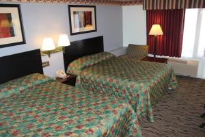 Queen Room with Two Queen Beds room in Safari Inn