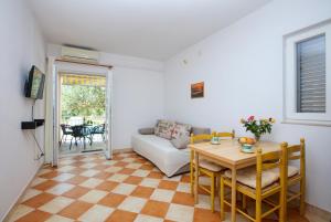 One-Bedroom Apartment with Terrace room in Apartments by the sea Zaboric Sibenik - 469