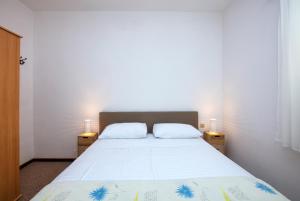 Apartments by the sea Zaboric, Sibenik - 469