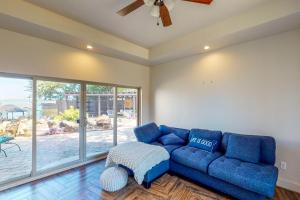Hot Tub & Views: Luxe Lake Bridgeport Retreat