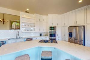Hot Tub & Views: Luxe Lake Bridgeport Retreat