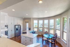 Hot Tub & Views: Luxe Lake Bridgeport Retreat