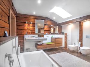 400qm bayerische VILLA 2500qm uneinsehbarer Garten in beliebter Urlaubsregion