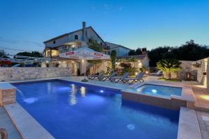 Villa Martina with free van & jacuzzi
