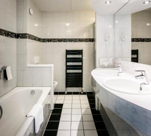 Twin Room with Bath room in Fletcher Hotel-Restaurant De Broeierd-Enschede (former Hampshire Hotel – De Broeierd Enschede)