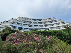 Spacieux appartement, grande terrasse, accès plage