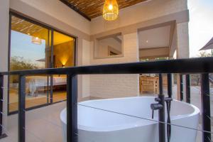 MRLTH Luxury Safari Villa, Close to KNP, Giraffe-Feeding-Tower, Spa-Bath, Boma