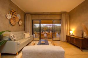 MRLTH Luxury Safari Villa, Close to KNP, Giraffe-Feeding-Tower, Spa-Bath, Boma