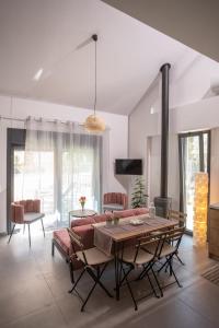 Isida - cozy sea walk lodge with private garden