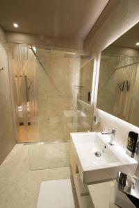 Habitación con cama grande