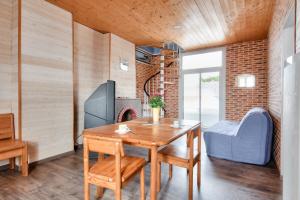 Maison pour 7 à 100m de la plage - Jardin