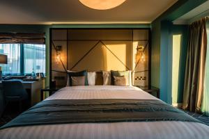 Calm Super King Estuary room in Seven Hotel