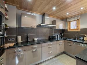 Chalets Chalet cosy au centre de Courchevel Le Praz avec sauna, terrasse et parking - FR-1-568-15 : photos des chambres