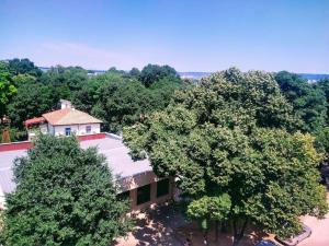 Cozy 2 Bedroom Apartment with Terrace Near the Beach and Park