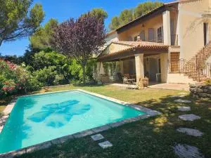 Villa de 240 m2 au calme avec piscine - La Barben