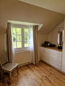 Maisons d'hotes Au Moulin Saint Nicol - Honfleur : Chambre 3 : Suite Deluxe avec Douche et Baignoire - Vue sur Jardin et Fleuve
