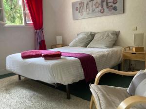 Sejours chez l'habitant Le Bois des Sources : Chambre Double - Vue sur Jardin
