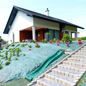 ArPioNa dom nad jeziorem z jacuzzi, sauną i placem zabaw