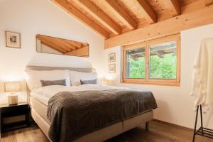 Zenith B Apartment by HomeFlow