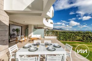 ViVi Homes - Blue View Pool, Sauna, Gym & Sea View