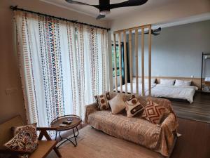 Unique Boho Style Condo with NETFLIX for up to 5PAX - Enjoy Mountain View while swimming at the Infinity Pool & Natural Hotspring Pool, 2mins walk to the Lost World of Tambun, Water Themepark at IPOH