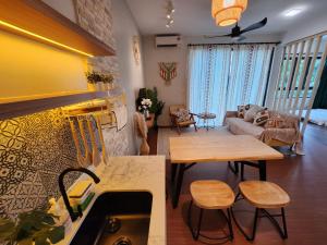 Unique Boho Style Condo with NETFLIX for up to 5PAX - Enjoy Mountain View while swimming at the Infinity Pool & Natural Hotspring Pool, 2mins walk to the Lost World of Tambun, Water Themepark at IPOH