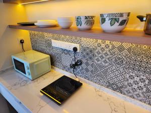 Unique Boho Style Condo with NETFLIX for up to 5PAX - Enjoy Mountain View while swimming at the Infinity Pool & Natural Hotspring Pool, 2mins walk to the Lost World of Tambun, Water Themepark at IPOH