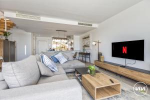 ViVi Homes - Lima Pool, Sunny Terrace & Beach