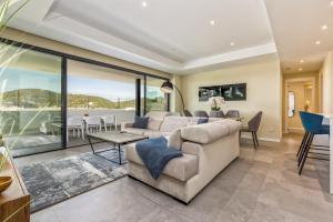 ViVi Homes - Luca Pool, Gym, Spa & Sea View
