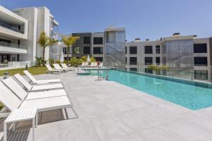 ViVi Homes - Luca Pool, Gym, Spa & Sea View