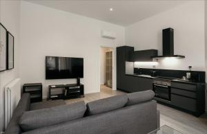 GuestHost - Studio 1 Deisgn Apartment with Car Parking!