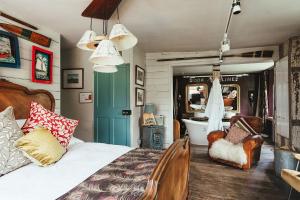 Deluxe Suite room in The Woolpack Inn