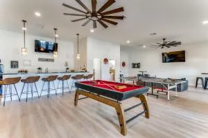 6 BDRM Wine Country Compound on 2 Acres! Pool/HotTub & Club House - Hye