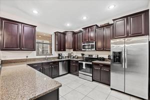 6 Beautiful Bedrooms 6 Baths Pool & Spa home