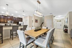 6 Beautiful Bedrooms 6 Baths Pool & Spa home