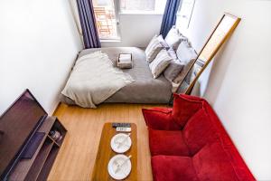 walk to Higahsi Shinjuku sta. EoQ