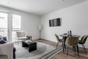 Hollywood 2br w pool gym nr Larchmont Village LAX-1035