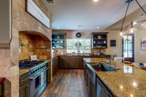 Patio Oasis w Hot Tub! Lake Livingston Estate