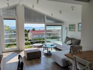 Ivas cosy apartment, sea view and free parking