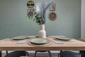 Cosy Home - Contractors Welcome - Garden & Free Parking