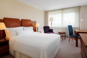 Deluxe Queen Non Smoking, Guest room, 1 Queen, City view room in The Westin Zagreb
