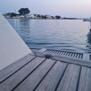 Bateaux Nuit insolite bateau a quai - Port Saint Louis du Rhone : photos des chambres