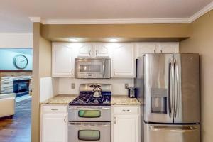 Dog-Friendly Yard! Family Retreat in Fort Wayne