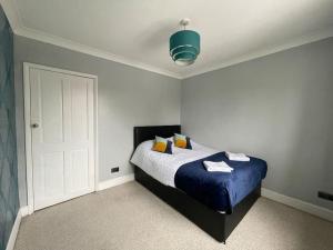 Luxurious Detached Holiday House Free Parking near Airport Town Centre Railway Station