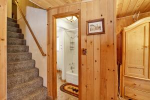 Moonridge R n R- Cozy Single Level Central Chalet Home